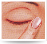 閉眼，用手指輕輕向鼻梁方向壓迫內(nèi)側(cè)眼角,保持滴藥姿勢1-3分鐘。
