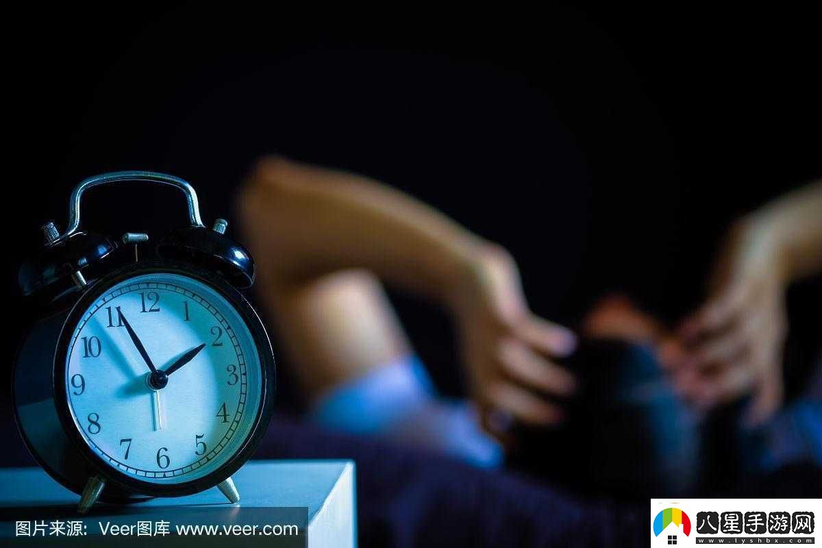 男子深夜睡不著(zhù)想看點(diǎn)東西