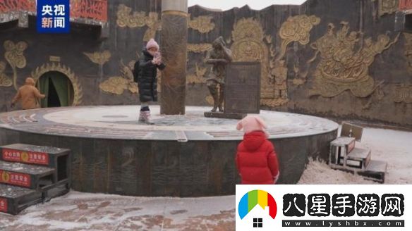 上演現實(shí)版“冰火兩重天”！吐魯番火焰山迎來(lái)降雪