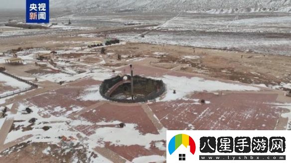 上演現實(shí)版“冰火兩重天”！吐魯番火焰山迎來(lái)降雪